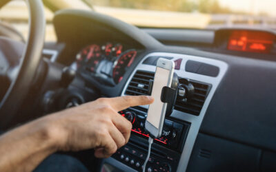 Nuovo Codice della strada, stretta sulla distrazione: multe, punti e nuovi divieti al volante
